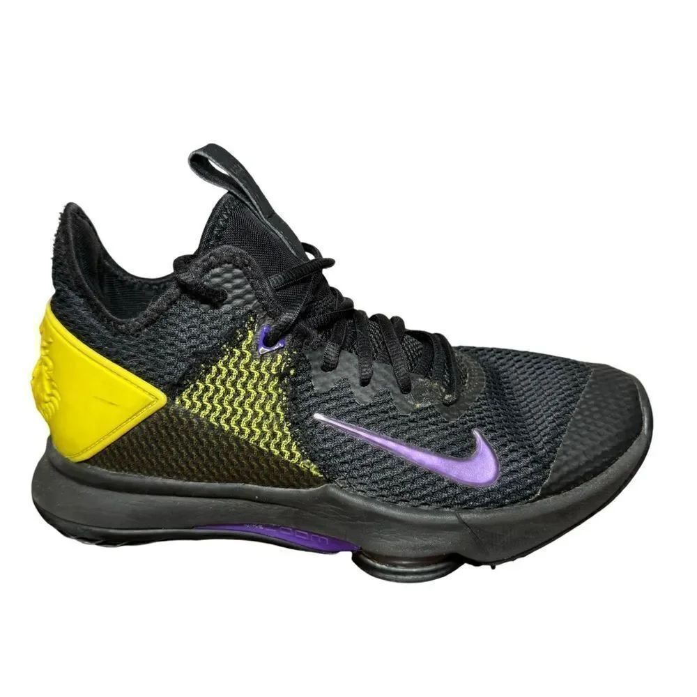 Men’s Nike Lebron athletic basketball shoes size 8 black